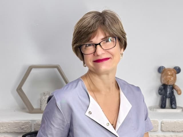 Давайте знайомитися! Я — Олена Акіменко майстер  з краси . 